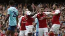 Striker Arsenal, Danny Welbeck, merayakan gol yang dicetaknya ke gawang Bournemouth pada laga Premier League di Stadion Emirates, London, Sabtu (9/9/2017). Arsenal menang 3-0 atas Bournemouth. (AFP/Ian Kington)