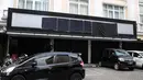 Papan nama markas besar DPP HTI tertutup kain hitam, Jakarta, Kamis (20/7). Usai dicabut status badan hukum tersebut kini HTI tidak diperbolehkan lagi melangsungkan kegiatan-kegiatannya. (Liputan6.com/Faizal Fanani)