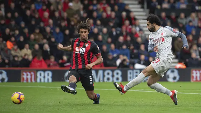 Penyerang Liverpool, Mohamed Salah, kala mencetak gol ke gawang tuan rumah Bournemouth