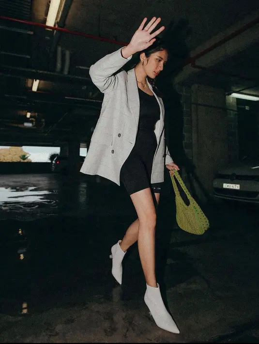 <p>Tartan blazer dengan inner berwarna hitam.&nbsp;(instagram/achasinaga)</p>