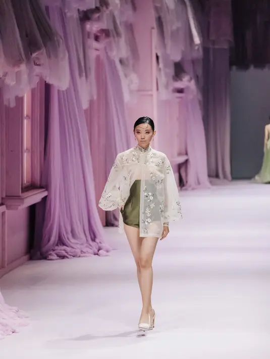 Bordir flora juga dikembangkan lagi menjadi flora 3D. Foto: Document/Hian Tjen.