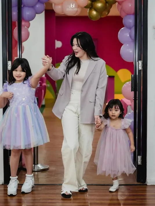Si bungsu Alana Naira Lawi juga curi perhatian di ulang tahun sang kakak. Alita dan Alana tampil cantik nan lucu dengan dress tile. Sementara Alice Norin tampil simpel namun tetap terlihat elegan dengan padu padan blazer abu-abu dan celana warna putih. Rambut yang dibiarkan digerai membuat pesona artis berusia 37 tahun ini semakin memancarkan pesonanya. (Liputan6.com/IG/@alicenorin)