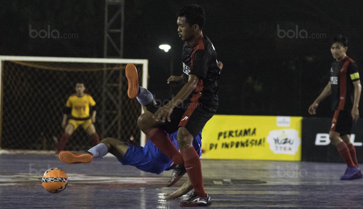 Para pemain bertanding pada grand final Super Soccer Futsal Battle 2017 di Bintaro Jaya ExChange, Tangerang, Sabtu (21/10/2017). Grand final ini diikuti sebanyak 12 klub dan 12 perguruan tinggi. (Bola.com/Vitalis Yogi Trisna)