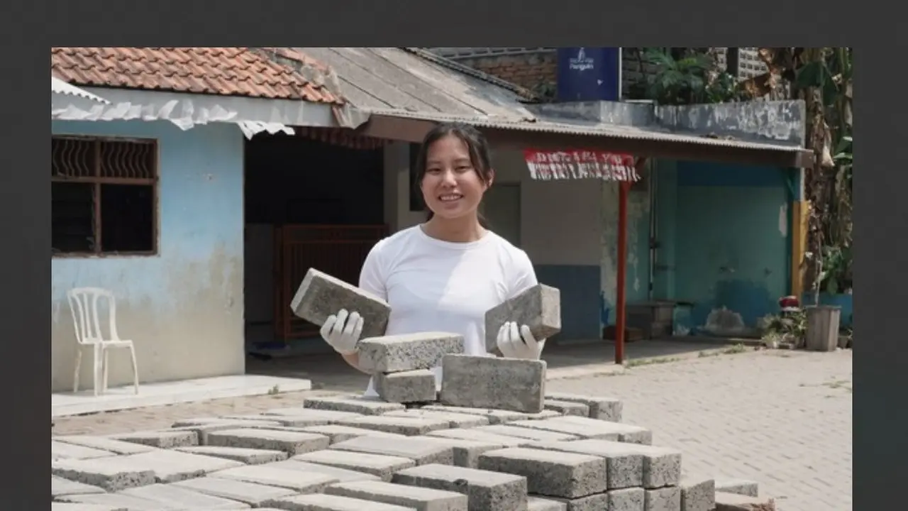 Seorang siswa kelas 12 di Jakarta Intercultural School bernama Sheina Ashley Pribadi menginisasi proyek menggantikan batu bata semen, tanah liat yang menimbulkan polusi udara.