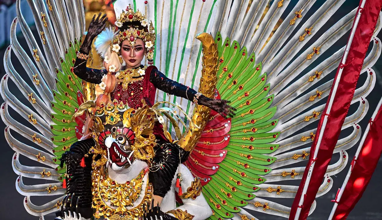 Peserta yang mengenakan kostum bertema HEAL (Kemanusiaan, Bumi, dan Kehidupan) mengikuti Jember Fashion Carnaval (JFC) ke-24 di Jember, Jawa Timur, Minggu (26/7/2026). (AFP/ Juni Krsiwanto)