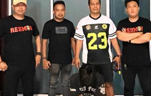 Pelaku pencurian emas saat diamankan Unit Resmob Polresta Kupang Kota (Liputan6.com/Ola Keda)