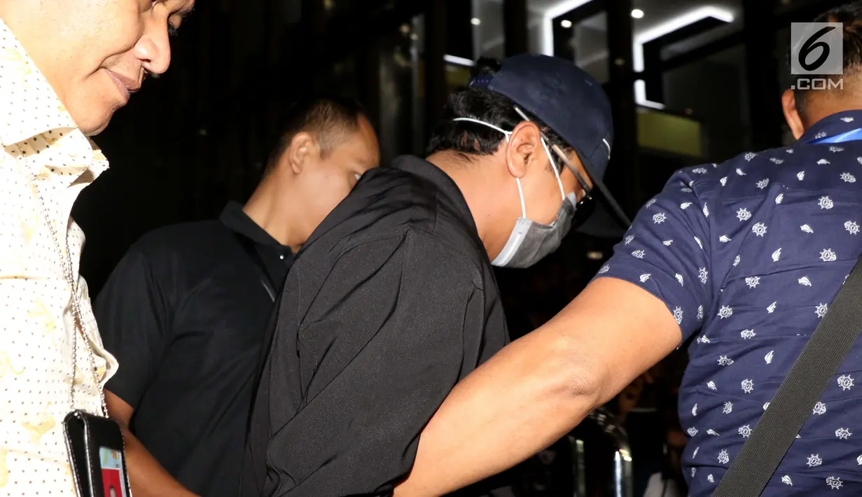 Ketua Umum PPP Romahurmuziy atau Romi tiba dengan pengawalan ketat di Gedung KPK, Jakarta, Jumar (15/3). Romi terciduk bersama 4 orang di Sidoarjo dalam OTT KPK terkait dugaan pengisian jabatan  di Kementerian Agama. (Liputan6.com/Helmi Fithriansyah)