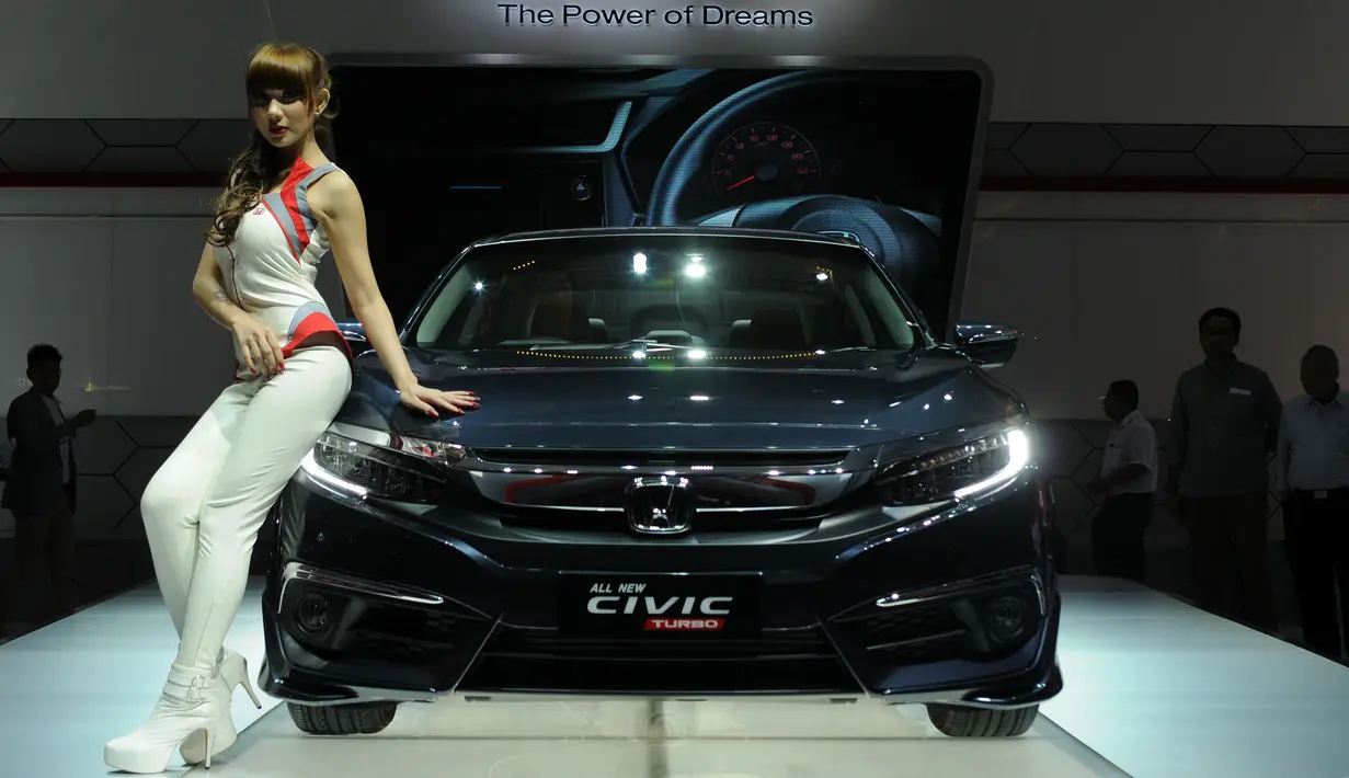 Model berpose disamping mobil Honda yang dipamerkan di Indonesia Internasional Motor Show 2016 di JIEXPO Kemayoran Jakarta, Kamis (7/4/2016). Honda tipe  All New Civic Turbo ini dibanderol 475 juta rupiah on the road. (Liputan6.com/Helmi Fithriansyah)