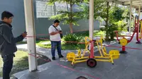 Sebuah cuplikan video kamera pengawas alias CCTV yang merekam kejadian nahas, balita tertimpa alat olahraga ramai beredar di media sosial. (Liputan6.com/ Dian Kurniawan)