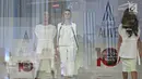 Model berjalan diatas catwalk membawakan rancangan Agust Alive di Jakarta Fashion Week (JFW) 2018 di Senayan City, Jakarta, Selasa (25/10). Agust Alive merupakan karya dari desainer Korea Selatan, Park Se-Jin. (Liputan6.com/Herman Zakharia)