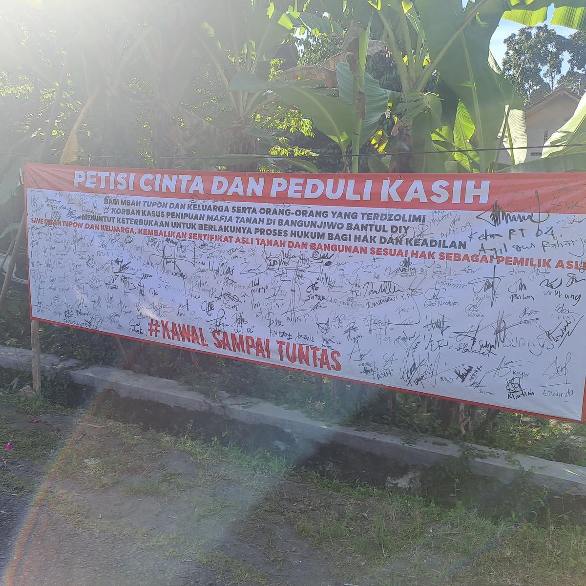 Warga Donasi Bantu Mbah Tupon Lawan Mafia Tanah