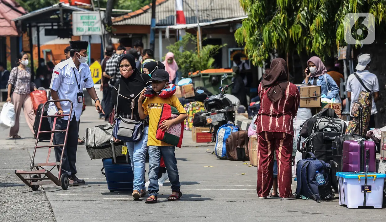 <p>Masyarakat yang hendak mudik tiba di Terminal Kalideres, Jakarta Barat, Senin (25/4/2022). Menteri Perhubungan (Menhub) Budi Karya Sumadi sebelumnya menyarankan masyarakat untuk mudik lebih awal guna menghindari risiko kemacetan lalu lintas. (Liputan6.com/Johan Tallo)</p>