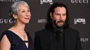 Aktor Keanu Reeves bersama sang kekasih, Alexandra Grant berpose di red carpet LACMA Art + Film di Los Angeles, 2 November 2019. Alexandra Grant diketahui adalah seorang seniman yang sempat beberapa kali bekerja sama dengan Keanu Reeves. (Frazer Harrison/Getty Images/AFP)