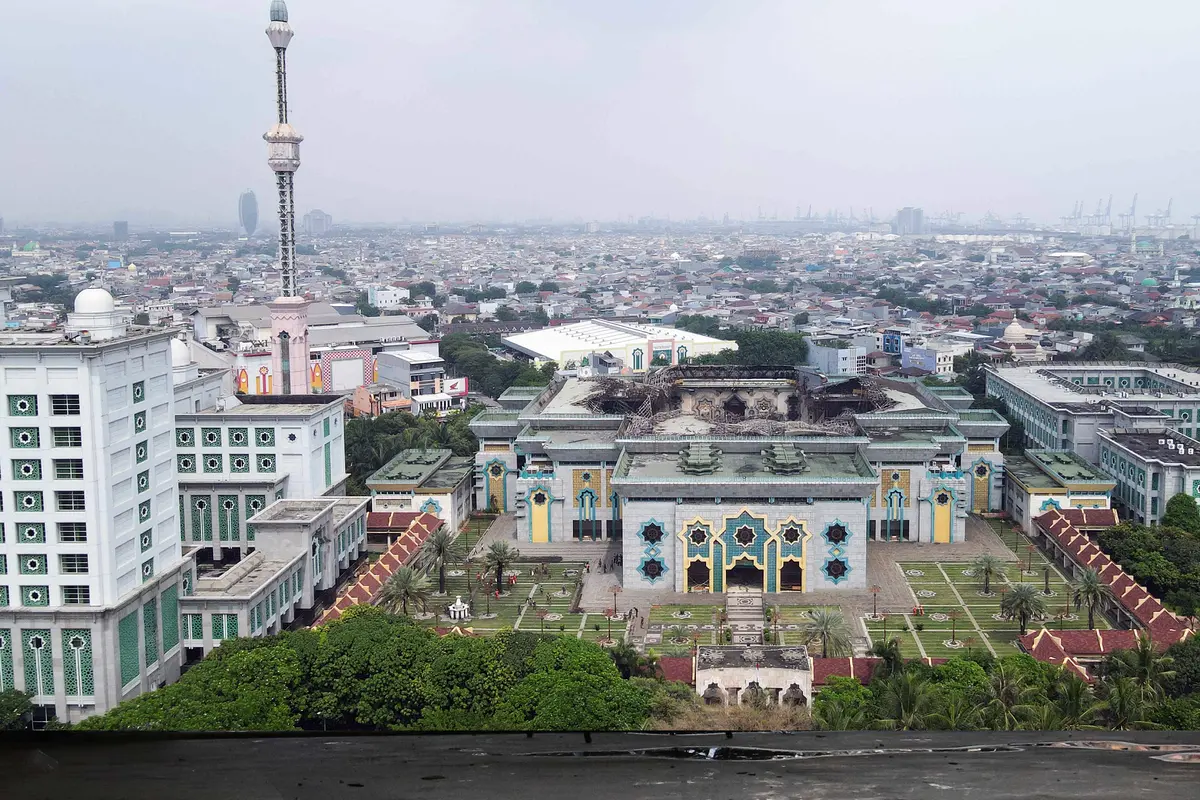 Kondisi Kubah Masjid Raya Jakarta Islamic Center yang Ambruk karena Kebakaran