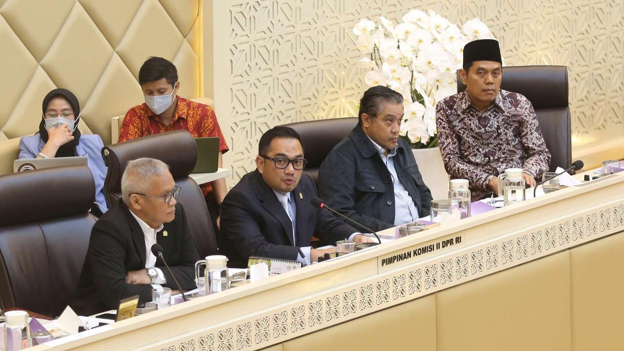 Menteri ATR Nusron Wahid rapat dengan Komisi II DPR terkait pagar laut