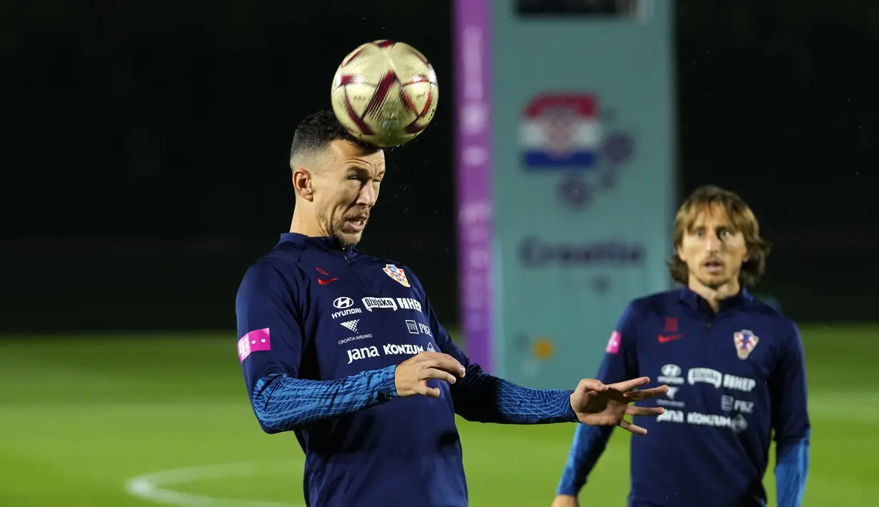 Gelandang Kroasia, Ivan Perisic menyundul bola saat sesi latihan timnas Kroasia di Piala Dunia 2022 di Doha, Minggu (11/12/2022). Timnas Kroasia akan berduel melawan Argentina memperebutkan tiket final Piala Dunia 2022 di Stadion Lusail Iconic Qatar, Rabu (14/12/2022) mulai pukul 02.00 WIB. (AP Photo/Petr David Josek)