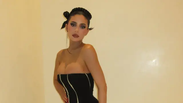 Kylie Jenner Rayakan Natal dalam Balutan Gaun Lawas John Galliano dari Tahun 1995