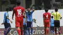 Pemain Unitomo Surabaya tampak kecewa usai gagal mencetak gol ke gawang UMM Malang pada laga Torabika Campus Cup 2017 di Stadion Universitas Negeri Malang, Rabu, (01/11/2017). UMM menang adu penalti 4-3 atas Unitomo. (Bola.com/M Iqbal Ichsan)