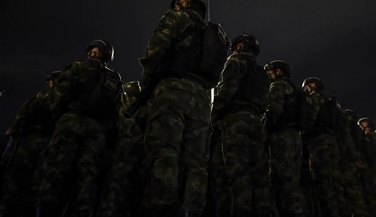 Tentara Kolombia berdiri dalam formasi di Bogota (15/9/2021). Ratusan tentara telah berpatroli di jalan-jalan Bogotá sejak Rabu dalam upaya pihak berwenang untuk mengendalikan gelombang perampokan dengan kekerasan yang mempengaruhi kota berpenduduk delapan juta jiwa itu. (AFP/Juan Barreto)
