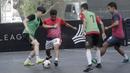 Sejumlah peserta saat mengikuti turnamen Adidas Tango League di Senayan City, Jakarta, Minggu (13/8/2017). Acara ini merupakan bagian dari peluncuran sepatu anyar Adidas. (Bola.com/M Iqbal Ichsan)