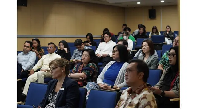 Transformasi digital memanfaatkan teknologi dan pemikiran strategis untuk membantu bisnis berkembang di era digital. Namun, transformasi tersebut juga harus membawa dampak positif bagi bumi, masyarakat, dan kesuksesan bisnis dalam jangka panjang.