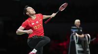 Reaksi pebulutangkis tunggal putra Indonesia Jonatan Christie saat bertanding melawan Anders Antonsen (Denmark) paad semifinal final Piala Thomas atau Thomas Cup 2021 di Aarhus, Denmark, 16 Oktober 2021. Jonatan Christie menang 25-23, 15-21, 21-16. (Claus Fisker/Ritzau Scanpix/AFP)