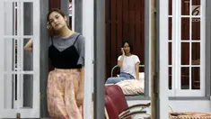Aktris Chelsea Islan dan Tara Basro berlatih pentas teater Perempuan-Perempuan Chairil di Gedung Nyi Ageng Serang, Jakarta, Rabu (8/11). Pementasan teater ini akan digelar pada 11 dan 12 November 2017. (Liputan6.com/Immanuel Antonius)