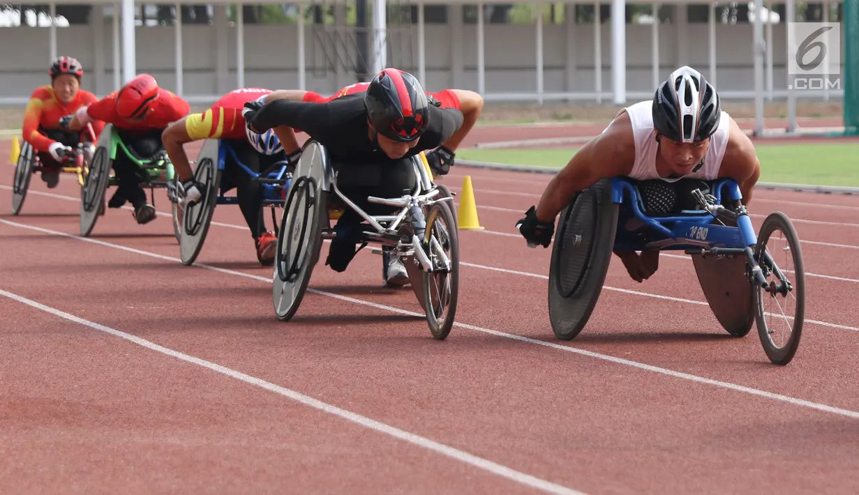 Sejumlah atlet WheelChair Racing Asian Para Games 2018 beradu cepat saat latihan di Stadion Madya, Kompleks GBK, Jakarta, Kamis (4/10). Asian Para Games 2018 berlangsung di Jakarta, 6-13 Oktober. (Liputan6.com/Helmi Fithriansyah)