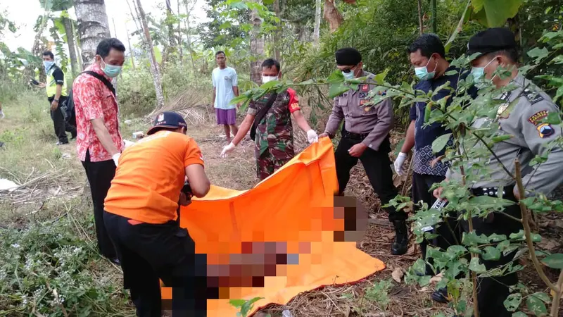 Polisi dan petugas kesehatan mengevakuasi jenazah wanita nyaris tanpa busana di Plarangan, Karanganyar, Kebumen. (Foto: Liputan6.com/Muhamad Ridlo)