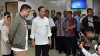 Presiden Joko Widodo (Jokowi) dan Bobby Nasution dalam jumpa pers kelahiran Kahiyang Ayu di RS YPK Menteng, Jakarta, Rabu (1/8). Kahiyang melahirkan bayi perempuan dengan berat badan 3,4 kg dan panjang 49 cm. (Liputan6.com/Pool/Kris - Biro Pers Setpres)