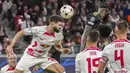Bek Real Madrid Antonio Rudiger menyundul bola di sebelah bek RB Leipzig Josko Gvardiol pada pekan ke-5 Grup F Liga Champions 2022/2023 di Red Bull Arena, Rabu (26/10/2022) dinihari WIB. Real Madrid tumbang 2-3 di tangan tuan rumah RB Leipzig. (AP Photo/Matthias Schrader)