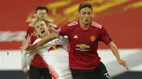 Gelandang Manchester United, Nemanja Matic, berebut bola dengan pemain RB Leipzig, Emil Forsberg, pada laga Liga Champions di Stadion Old Trafford, Kamis (29/10/2020). MU menang dengan skor 5-0. (AP/Dave Thompson)