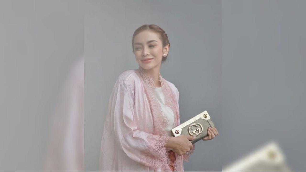 10 Potret Cantik Masayu Anastasia di Acara Wisuda Sang Anak, Penampilannya Mencuri Perhatian dalam Balutan Busana Tradisional