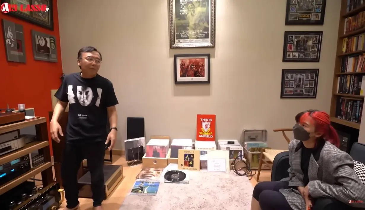 Sudah cukup banyak yang tahun bahwa Ari Lasso memang memiliki banyak koleksi piringan hitam dan perangkat audio yang tidak kalah dengan Ahmad Dhani. Di rumahnya yang nyaman ini pun menjadi studio latihan menjelang konser yang nantinya akan berduet dengan Isyana Sarasvati (Liputan6.com/YouTube/ARI LASSO TV)