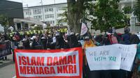 Massa aksi solidaritas untuk muslim Selandia Baru di Bandung. (Huyogo Simbolon)
