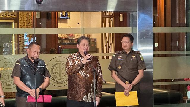 Menteri Koordinator (Menko) Perekonomian Airlangga Hartarto usai menjalani pemeriksaan sebagai saksi dalam kasus mafia minyak goreng di Kejaksaan Agung (Kejagung), Jakarta Selatan, Senin (24/7/2023). (Nanda Perdana Putra/Liputan6.com)