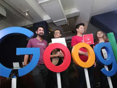 Head of Corporate Communication Google Indonesia, Jason Tedjasukmana (kiri) berfoto bersama Startup pertama di Jakarta, Kamis (3/3/2016). Google berkomitmen untuk melatih 100.000 pengembang di Indonesia hingga 2020. (Liputan6.com/Angga Yuniar)