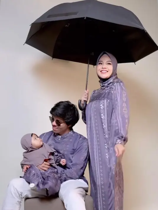 Outfit dengan warna dan motif senada bikin gaya keluarga makin kompak. @aurelie.hermansyah.