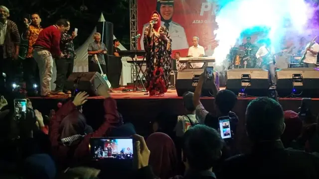 Bupati Purbalingga, Dyah Hayuning Pratiwi dalam doa bersama sukses Pemilu 2019 dilanjut tasyakuran pelantikan Bupati Purbalingga. (Foto: Liputan6.com/Galoeh Widura)