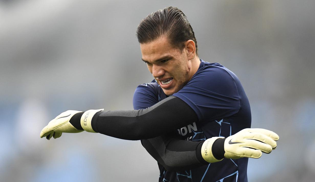 Ederson. Kiper asal Brasil ini berusia 27 tahun dengan tinggi 188 cm. Telah memperkuat Manchester City selama 4 musim, mulai 2017/2018 hingga kini. Total telah tampil dalam 187 penampilan di semua ajang kompetisi. (AFP/Peter Powell/Pool)