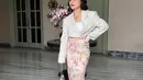 Prilly Latuconsina tampil feminin dengan padukan cropped blazer dan wrap skirt berwarna soft pink [@prillylatuconsina96]