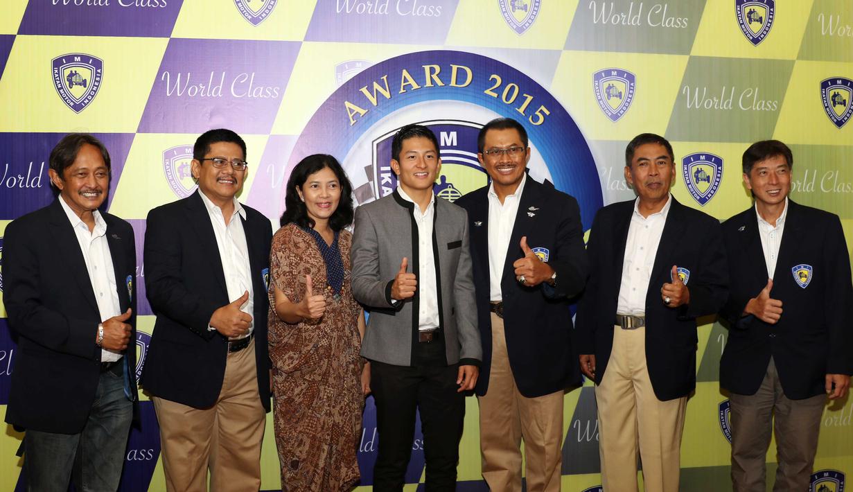 Rio Haryanto  berfoto bersama pengurus IMI dari Daerah dan Ibunda Tercinta  Indah Pennywati usai menerima penghargaan pada acara IMI Awards di Hotel Borobudur, Jakarta, Kamis (17/12/2015). (Bola.com/Nicklas Hanoatubun)