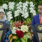 Presiden Joko Widodo (kanan) dan Presiden Singapura, Halimah Yacob melakukan konferensi pers bersama saat kunjungan kenegaraan di Istana Bogor, Jawa Barat, Selasa (4/2/2020). Dalam pertemuan tersebut kedua negara membahas kerjasama terutama dalam sektor bisnis. (Liputan6.com/Faizal Fanani)