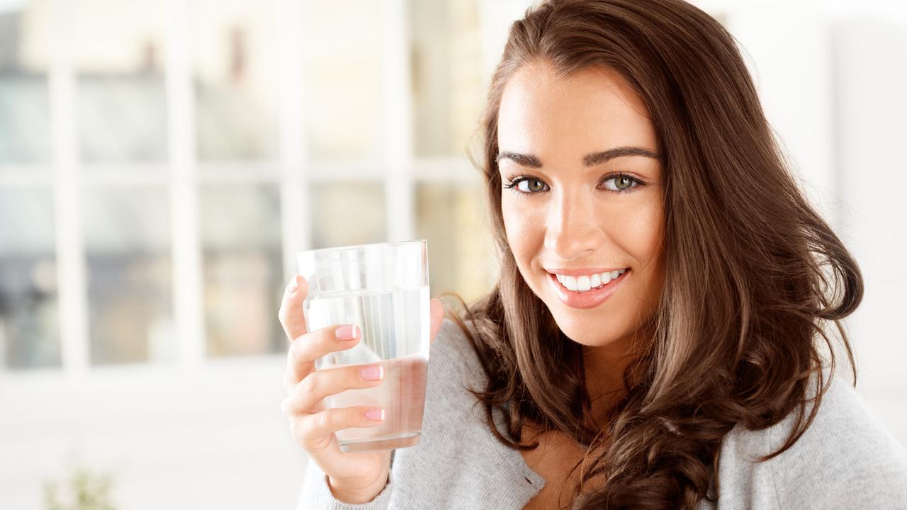 Minum air putih (iStock)