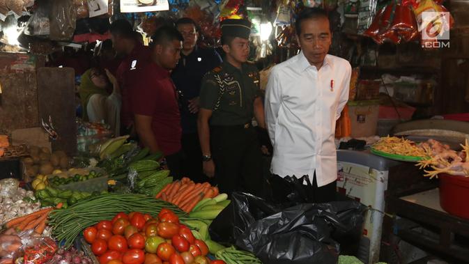 Presiden Joko Widodo atau Jokowi melihat-lihat sayuran saat blusukan di Pasar Minggu, Jakarta, Jumat (22/2). Kehadiran Jokowi juga mendadak dan tanpa kabar. (Liputan6.com/Angga Yuniar)