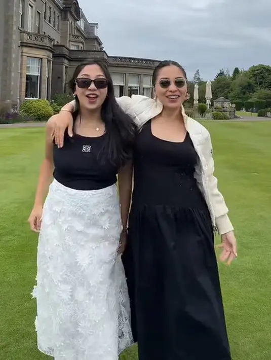 Nikita Willy nampak padukan square neck long dress hitam dengan bomber jacket berwarna putih [tiktok.com/@nikitawillyofficial]