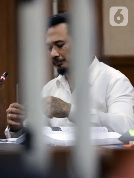Musisi I Gede Ari Aryastina alias Jerinx saat menjalani sidang kasus dugaan pengancaman di Pengadilan Negeri Jakarta Pusat, Rabu (12/1/2022). Sidang beragendakan mendengar keterangan saksi. Saksi yang dihadirkan adalah Adam Deni dan Elsya Rosana. (Liputan6.com/Helmi Fithriansyah)