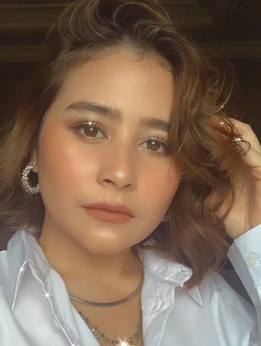 Bukan hanya bicara soal rumah mewahnya, namun Boy William pun bertanya soal pendapatan Prilly lewat foto endorse. Ternyata, angka yang diterima untuk satu kali unggah cukup mengejutkan. (Instagram/prillylatuconsina96)