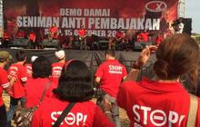 Rhoma Irama dan sejumlah seniman demo antipembajakan di Solo