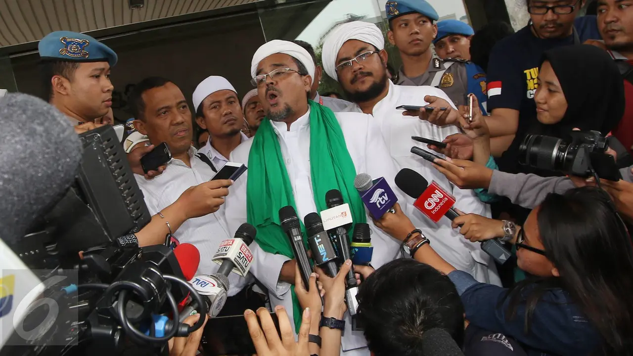 Pimpinan FPI Rizieq Shihab usai penuhi panggilan Bareskirim